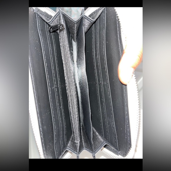 White Wallet - Picture 3 of 4